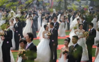 唐山短视频制作接单 “五一”婚礼季爆火新职业！山东95后婚礼现场绘画师称：月入高达四五万元，订单已排到明年